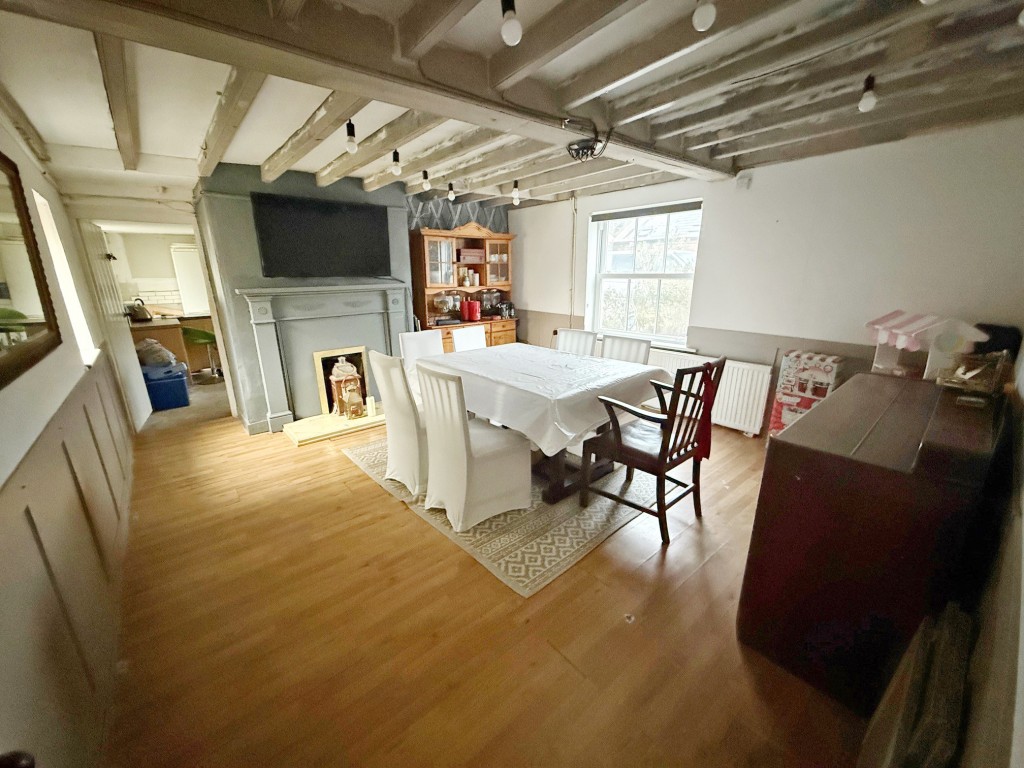 Lot: 86 - HOUSE FOR REPAIR AND IMPROVEMENT - Reception room currently used as dining room